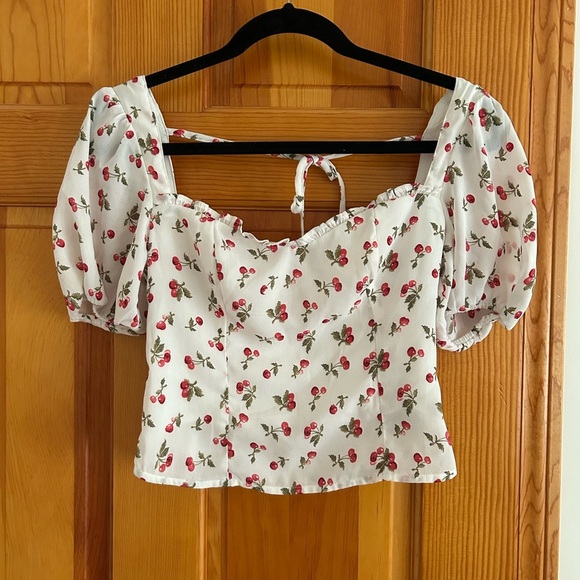 Abercrombie & Fitch Tops - Abercrombie Puff Sleeve Cherry Floral Print Crop Top